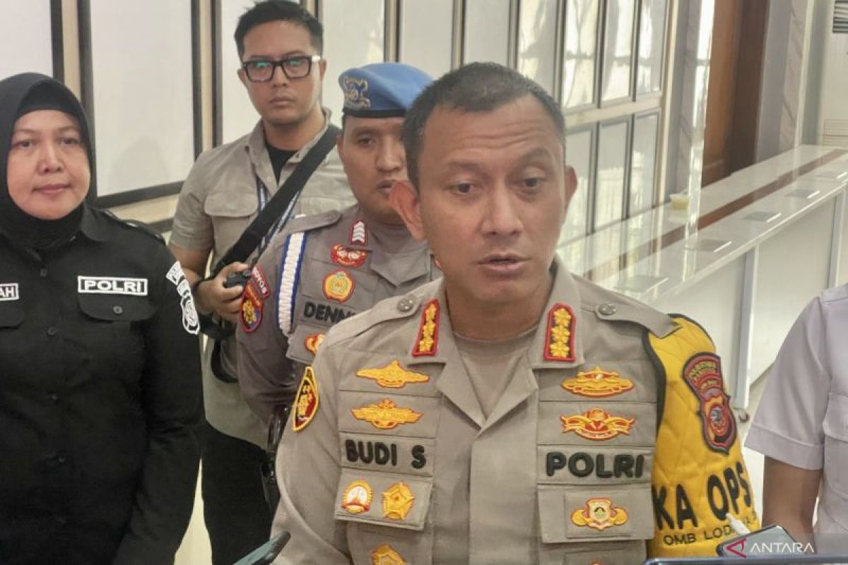 Polisi sedang wawancara
